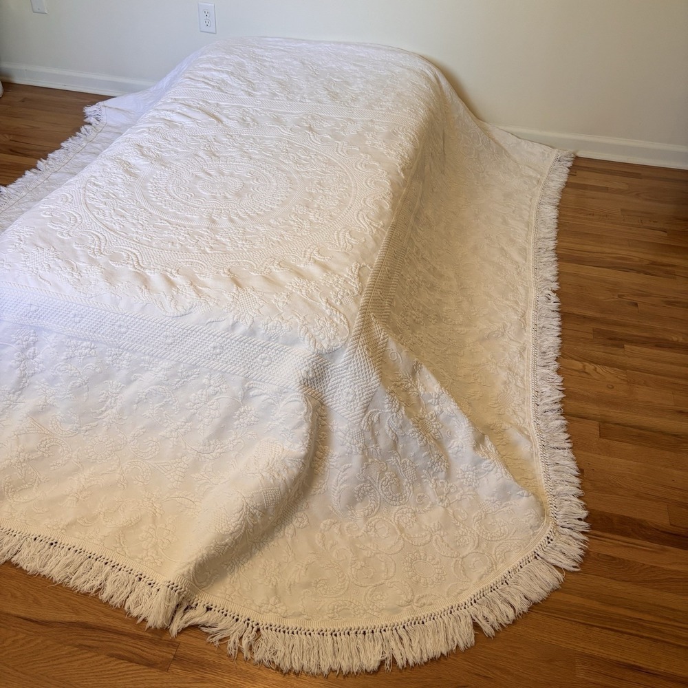 BATES QUEEN ELIZABETH COTTON BEDSPREAD 90x110 ANTIQUE WHITE Fringe Matelasse - Picture 2 of 10